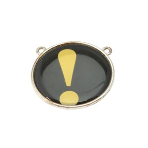 Zilverkleurige/zwarte ronde hanger met geel uitroepsteken