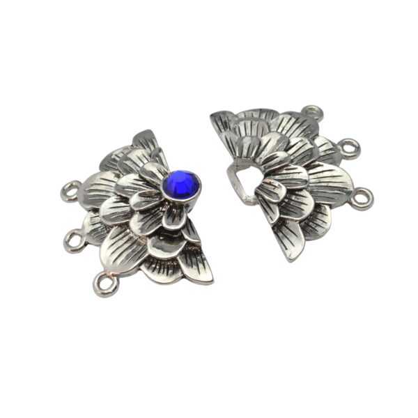 Zilverkleurige/blauwe hanger in de vorm van een bloem