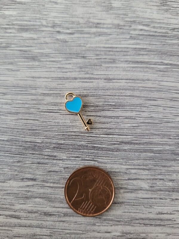 Goudkleurige/blauwe bedel - sleutel