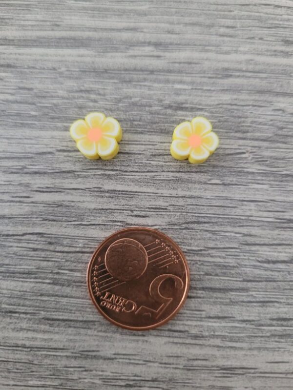 Gele/witte/oranje polymeer kraal in de vorm van een bloem